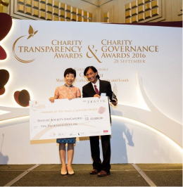 Leong Kwok Peng receiving the Charity Governance Award 2016